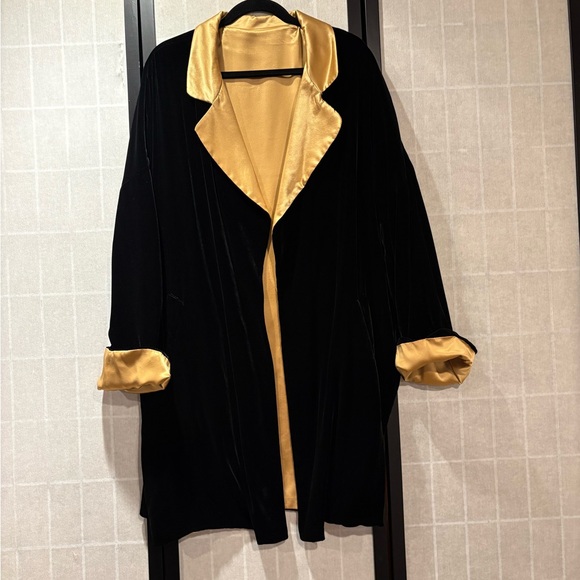 Saks Fifth Avenue Jackets & Blazers - Folio Saks Fifth Avenue Black and Gold reversible Velvet Jacket